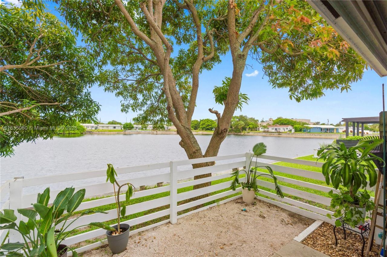 2418 NW 52nd St, Tamarac, FL 33309 Photo