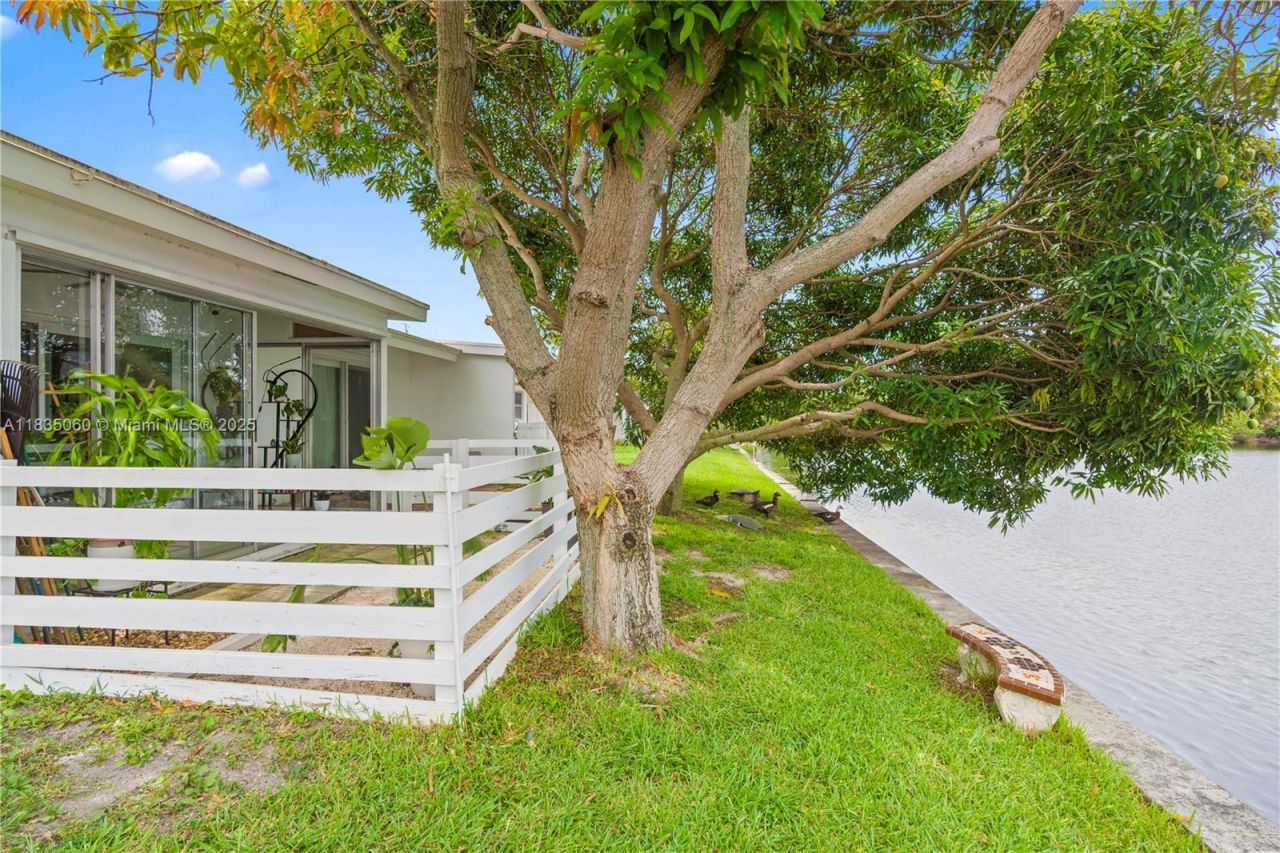 2418 NW 52nd St, Tamarac, FL 33309 Photo