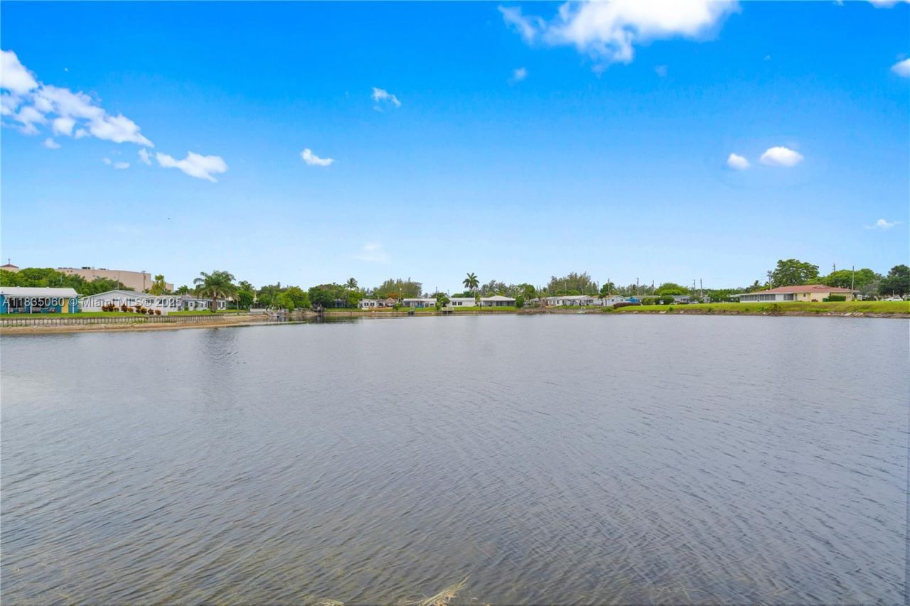 2418 NW 52nd St, Tamarac, FL 33309 Photo