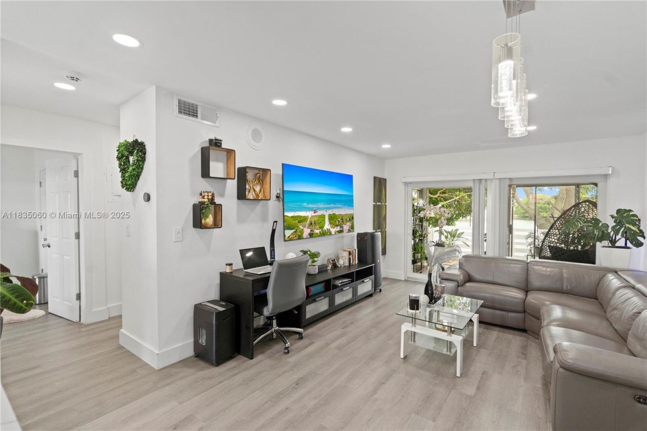 2418 NW 52nd St, Tamarac, FL 33309 Photo