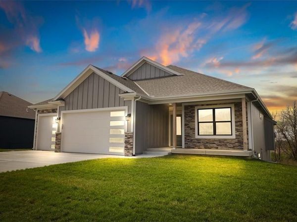 17506 Greyhawke Ridge, Smithville, MO 64089