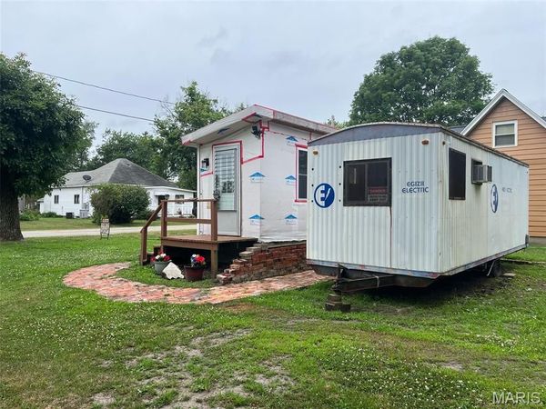 210 E Raymon Avenue, Witt, IL 62094