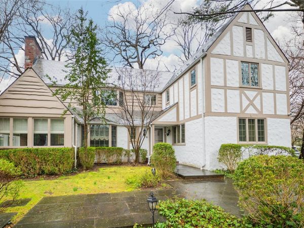 20 Sussex Road, Great Neck, NY 11020