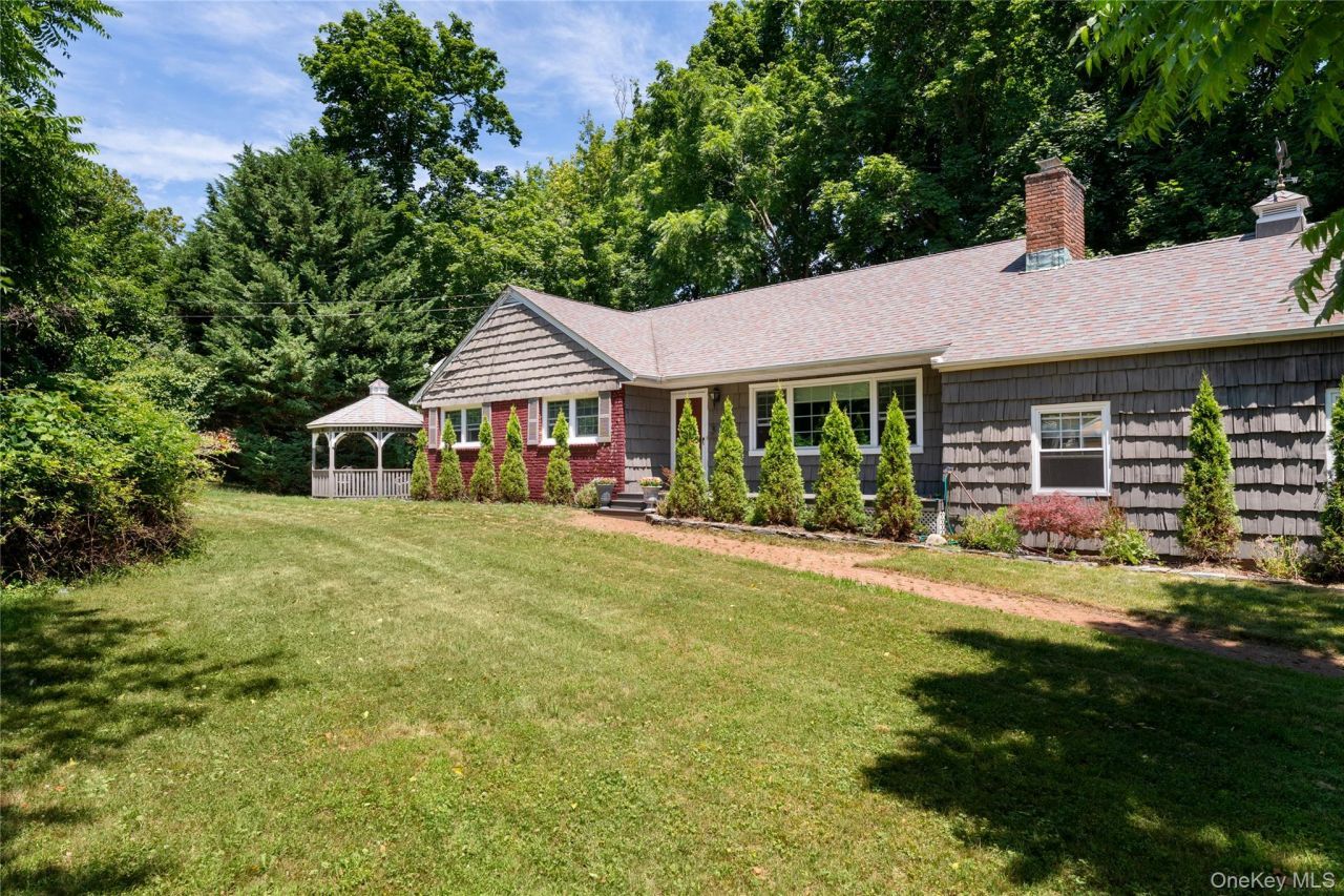 11 Quaker Path, Stony Brook, NY 11790 Main Photo