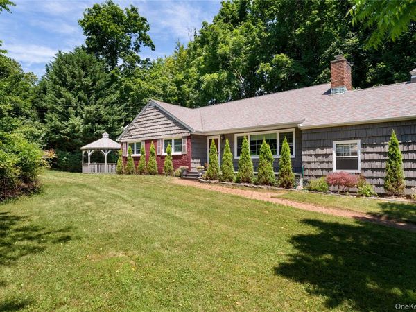 11 Quaker Path, Stony Brook, NY 11790