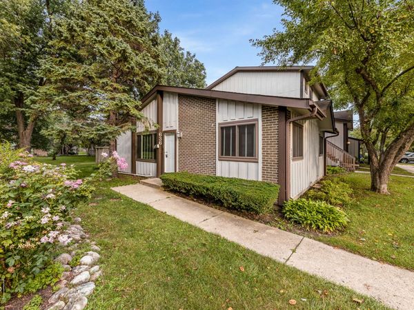 636 Forum Drive, Roselle, IL 60172