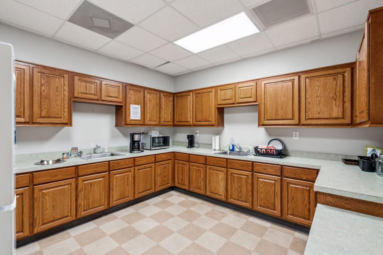 5880 Rivers Avenue Photo 18