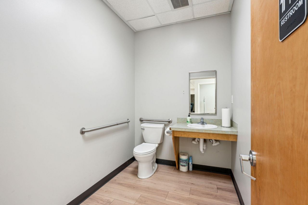 5880 Rivers Avenue Photo 19