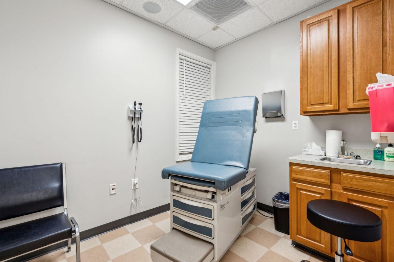 5880 Rivers Avenue Photo 21