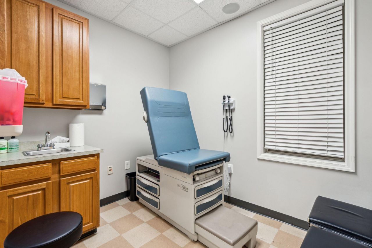 5880 Rivers Avenue Photo 22