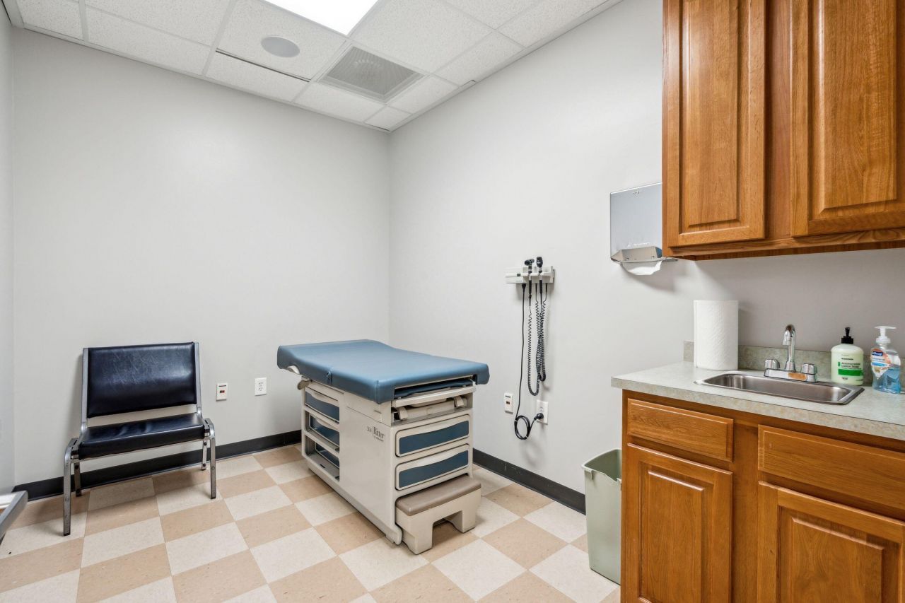 5880 Rivers Avenue Photo 23