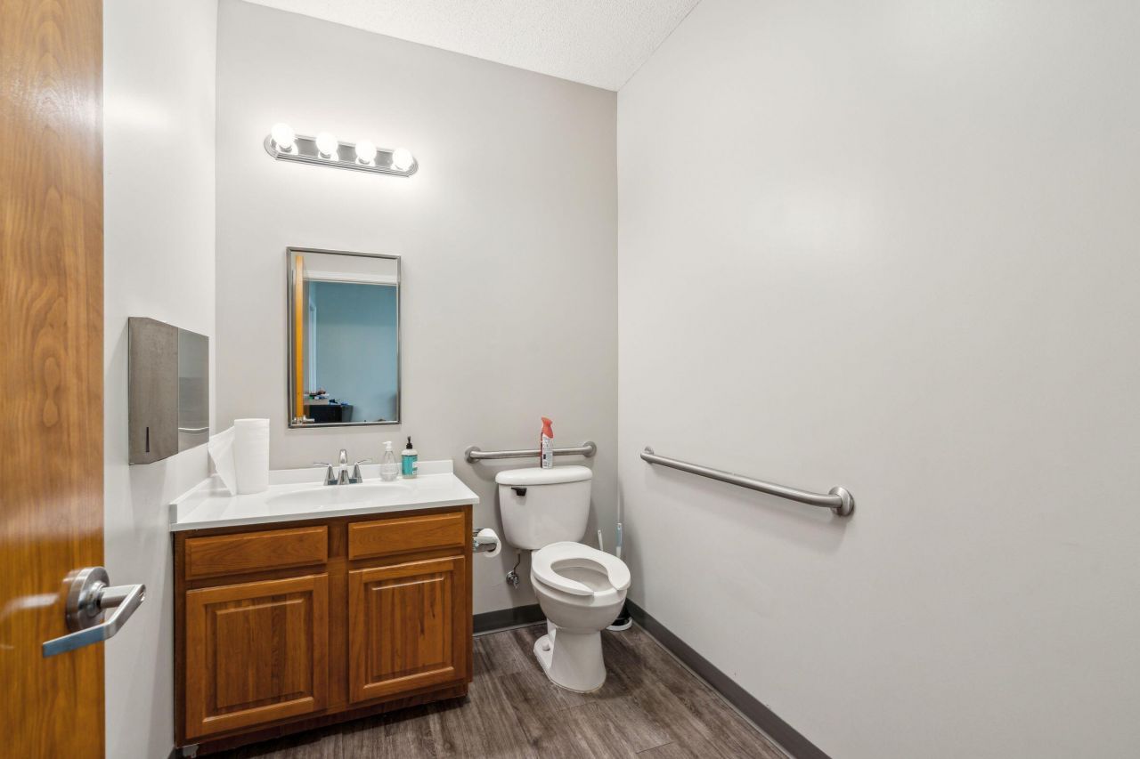 5880 Rivers Avenue Photo 37