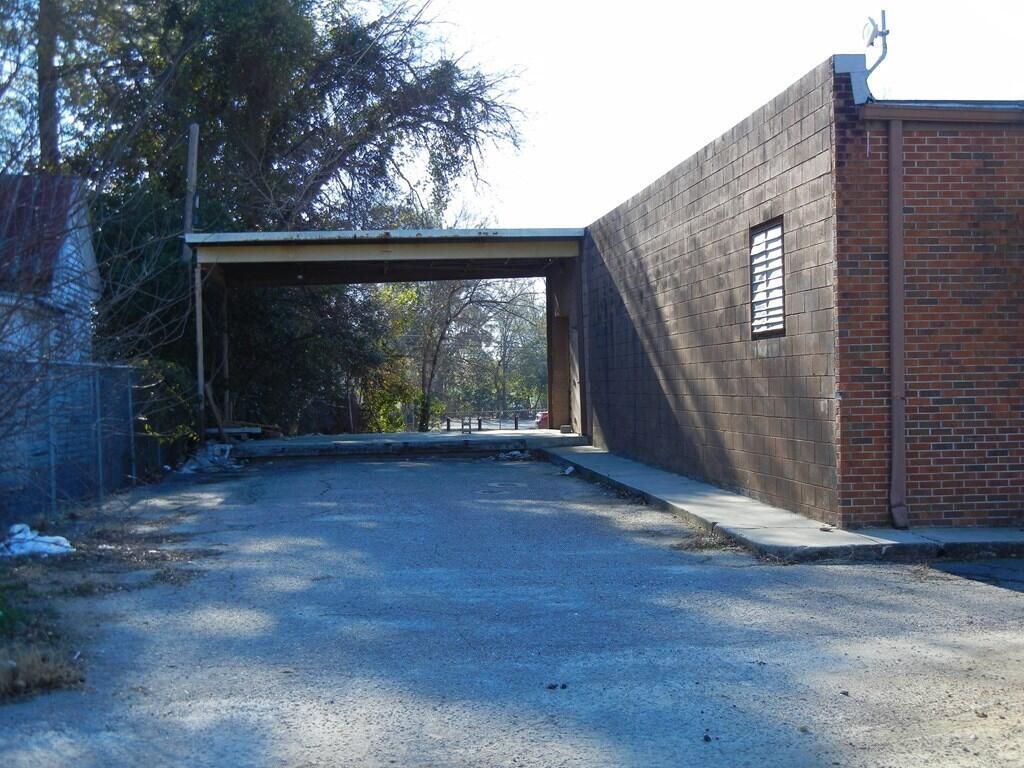 854 Broughton Street Photo 4