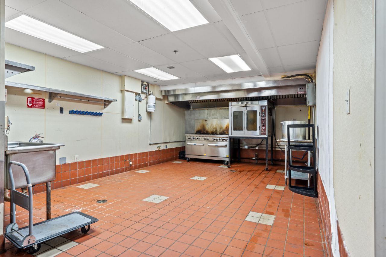 1028 Johnnie Dodds Boulevard Photo 5