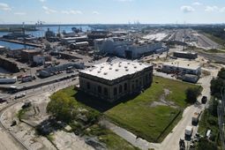 1975 N Hobson Avenue photo 4