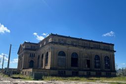 1975 N Hobson Avenue photo 4