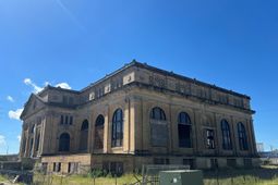 1975 N Hobson Avenue photo 4