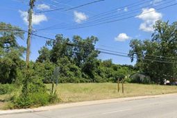 2437 Russell Street photo 4