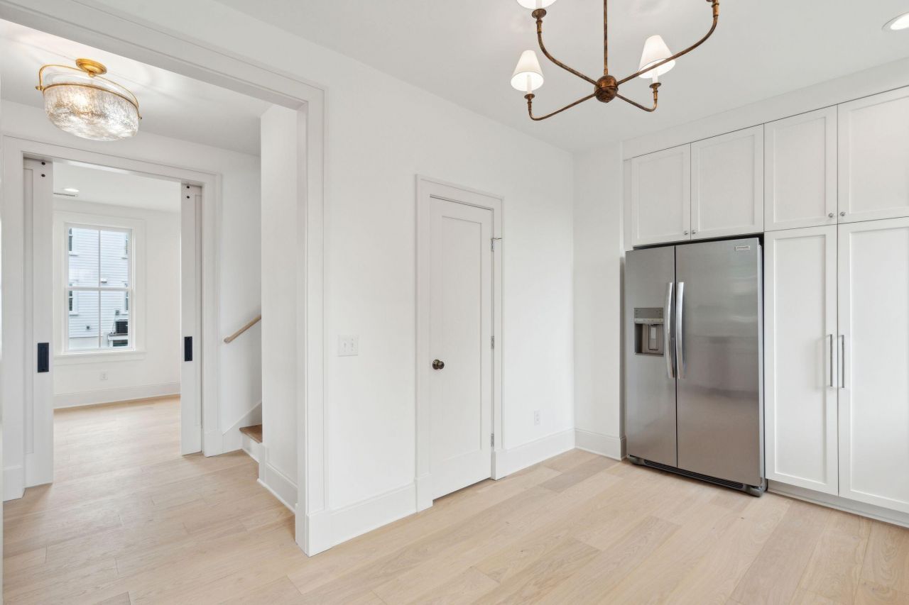 72 Drake Street Photo 19