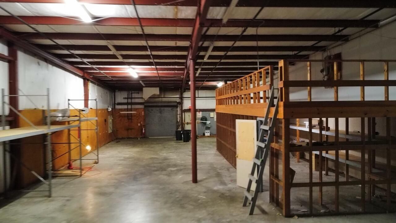 303 Robertson Boulevard Photo 14