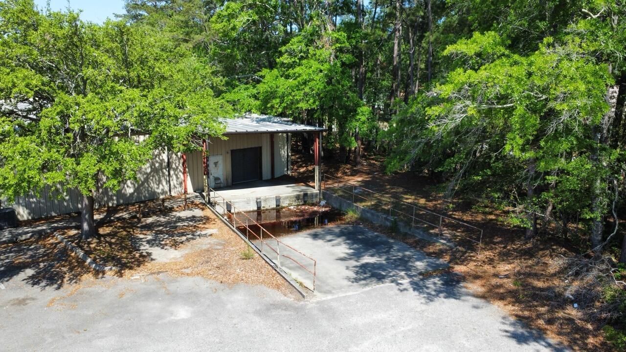 303 Robertson Boulevard Photo 21