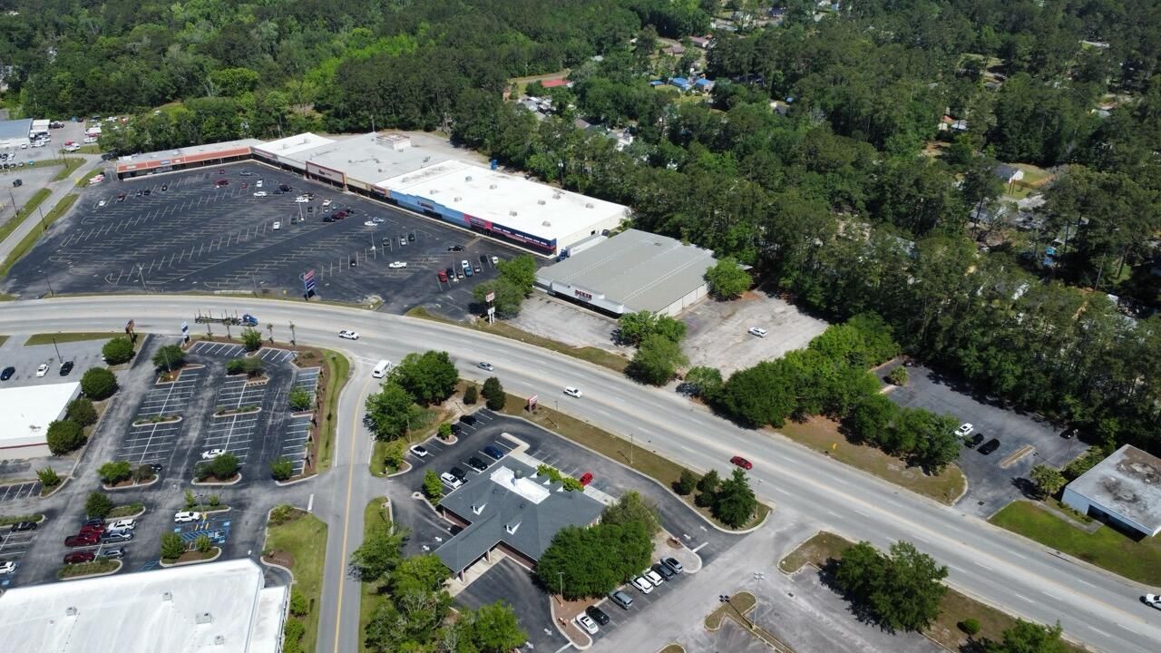 303 Robertson Boulevard Photo 25