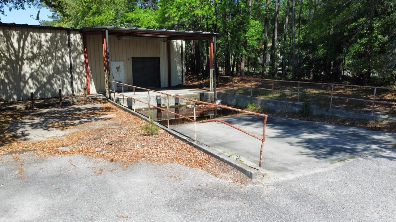 303 Robertson Boulevard Photo 28