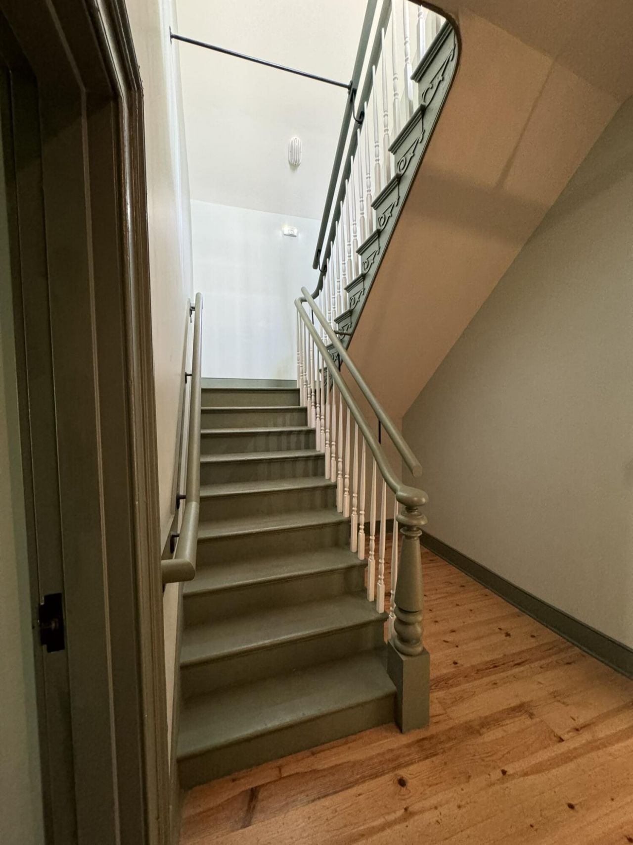 579 King Street Photo 7