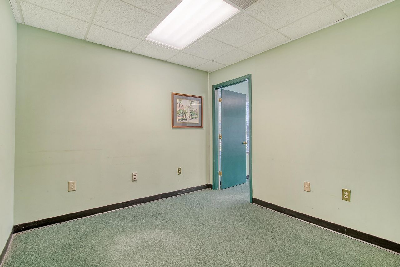 1 Carriage Lane Photo 17