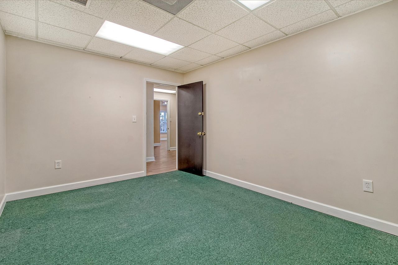 1 Carriage Lane Photo 28