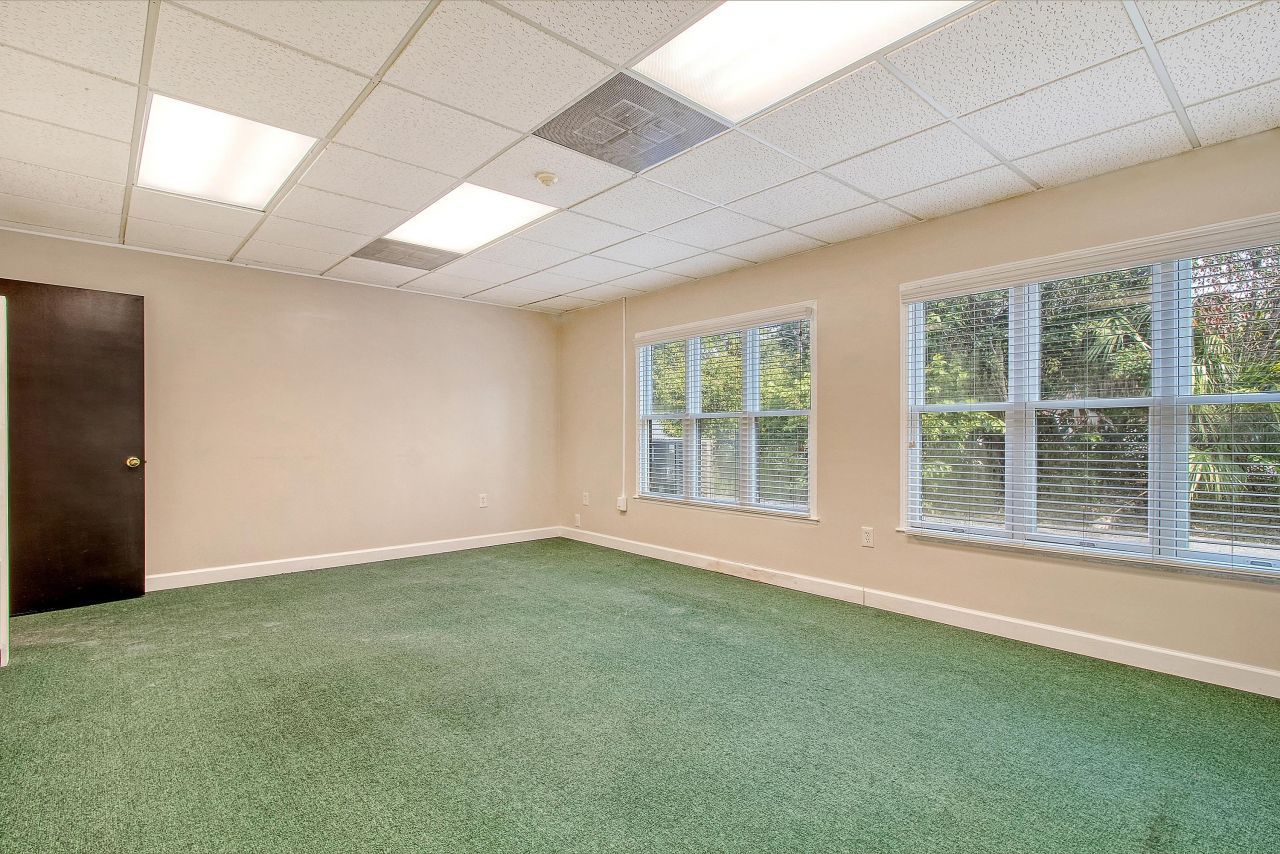 1 Carriage Lane Photo 33