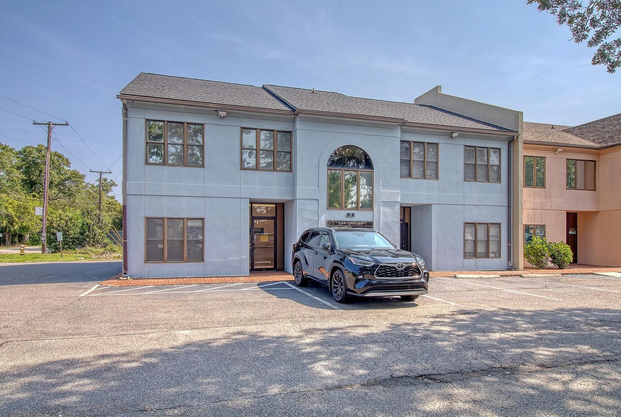 1 Carriage Lane Photo 4