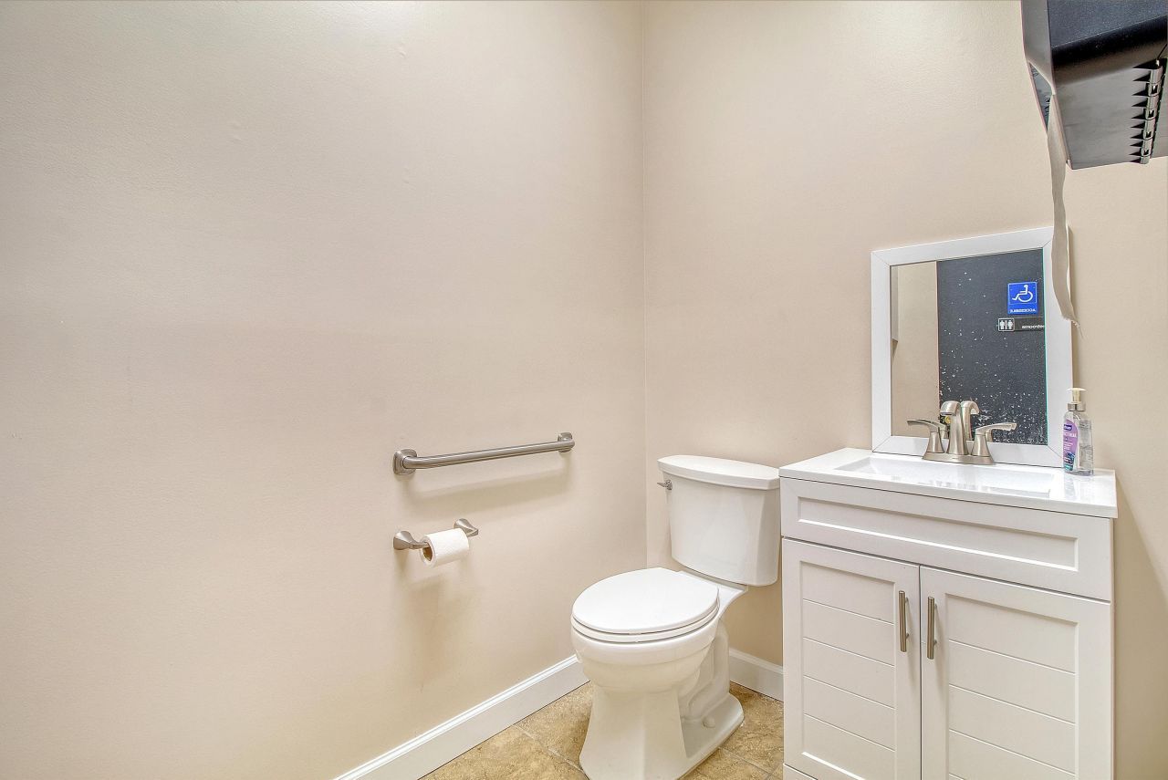 1 Carriage Lane Photo 40