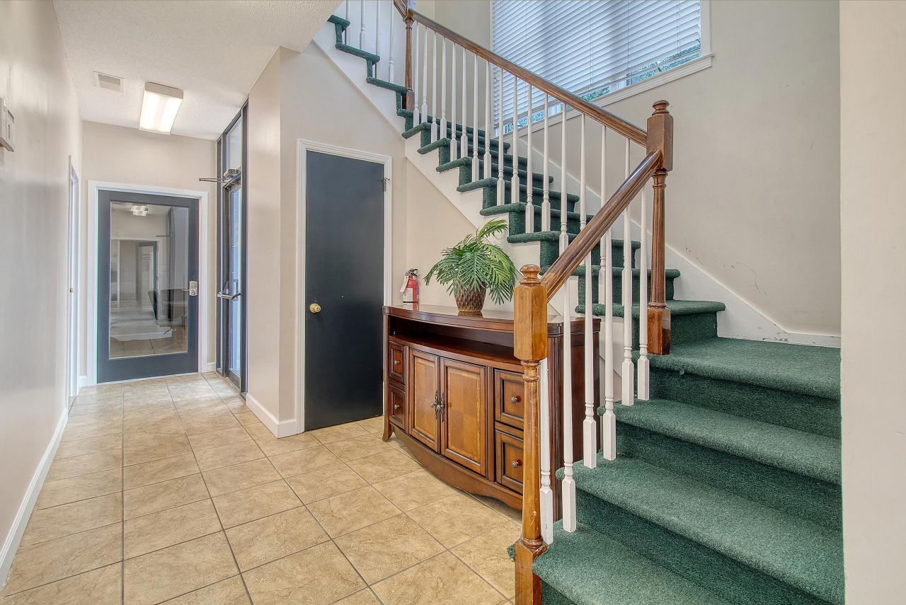 1 Carriage Lane Photo 5