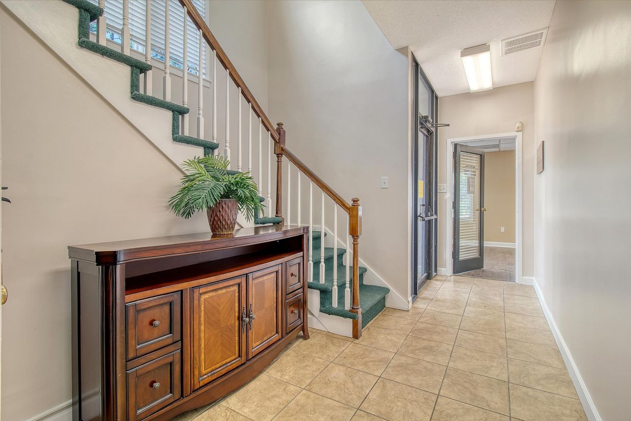 1 Carriage Lane Photo 6