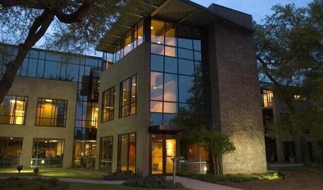 710 Johnnie Dodds Boulevard Photo 4