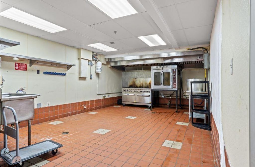 1028 Johnnie Dodds Boulevard Photo 14