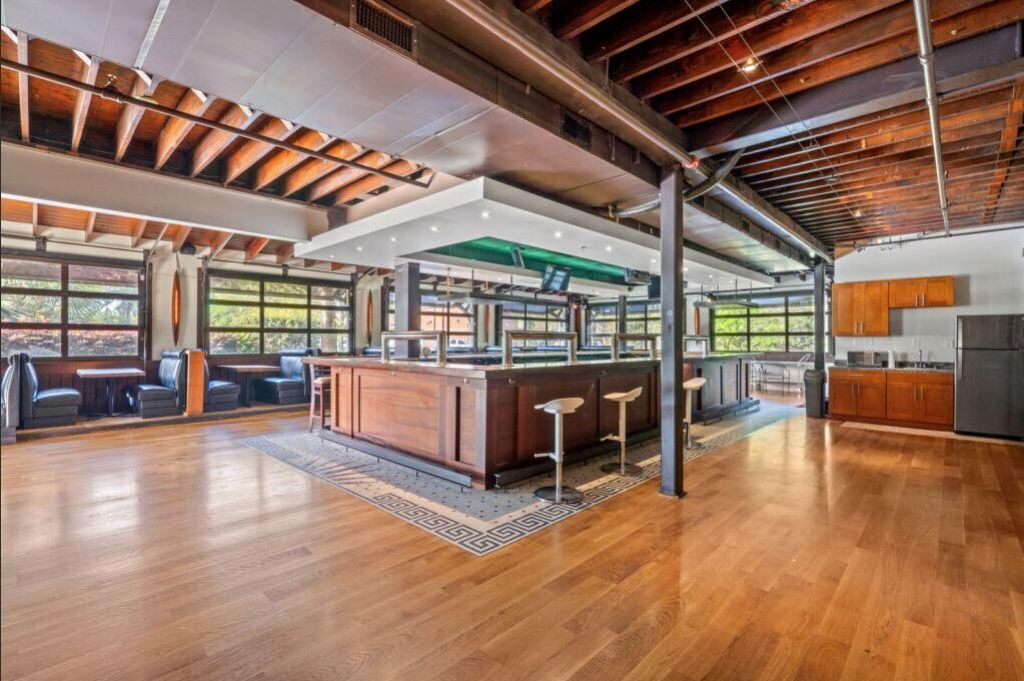 1028 Johnnie Dodds Boulevard Photo 4