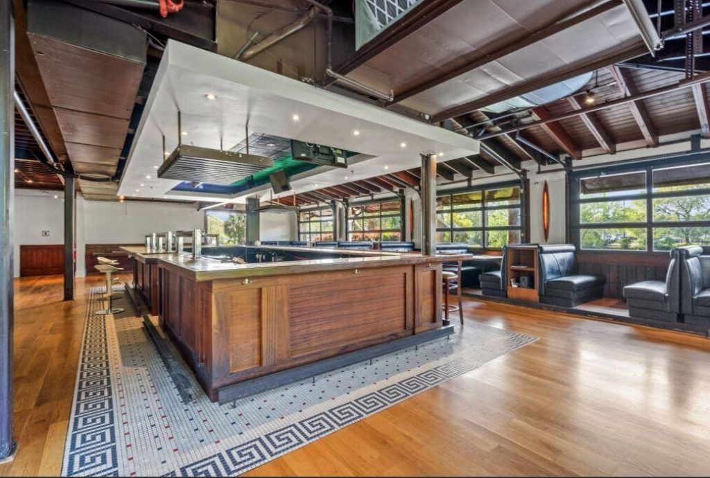 1028 Johnnie Dodds Boulevard Photo 5