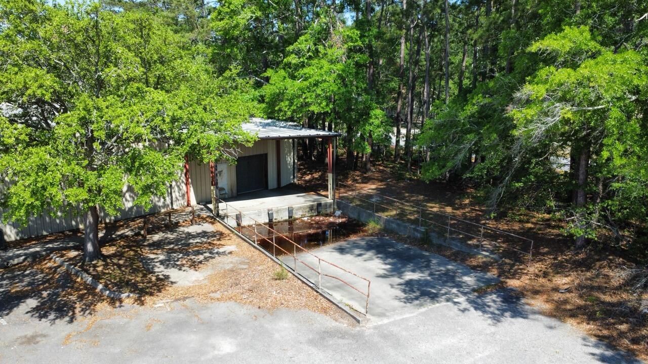 303 Robertson Boulevard Photo 21