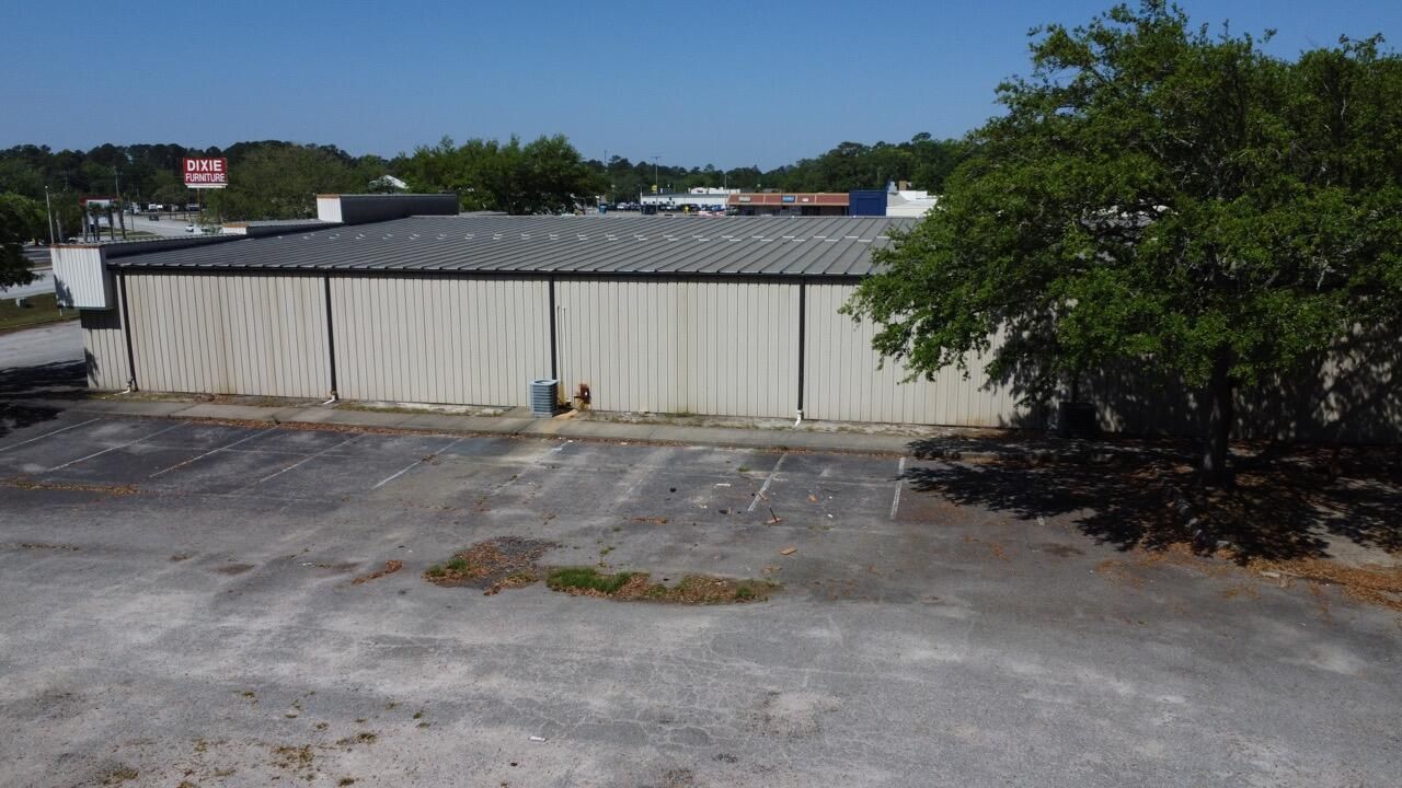 303 Robertson Boulevard Photo 22