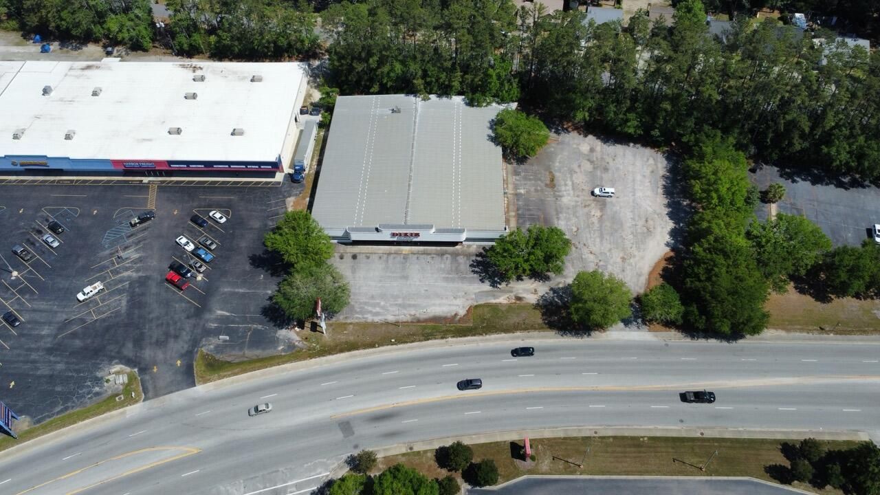 303 Robertson Boulevard Photo 24