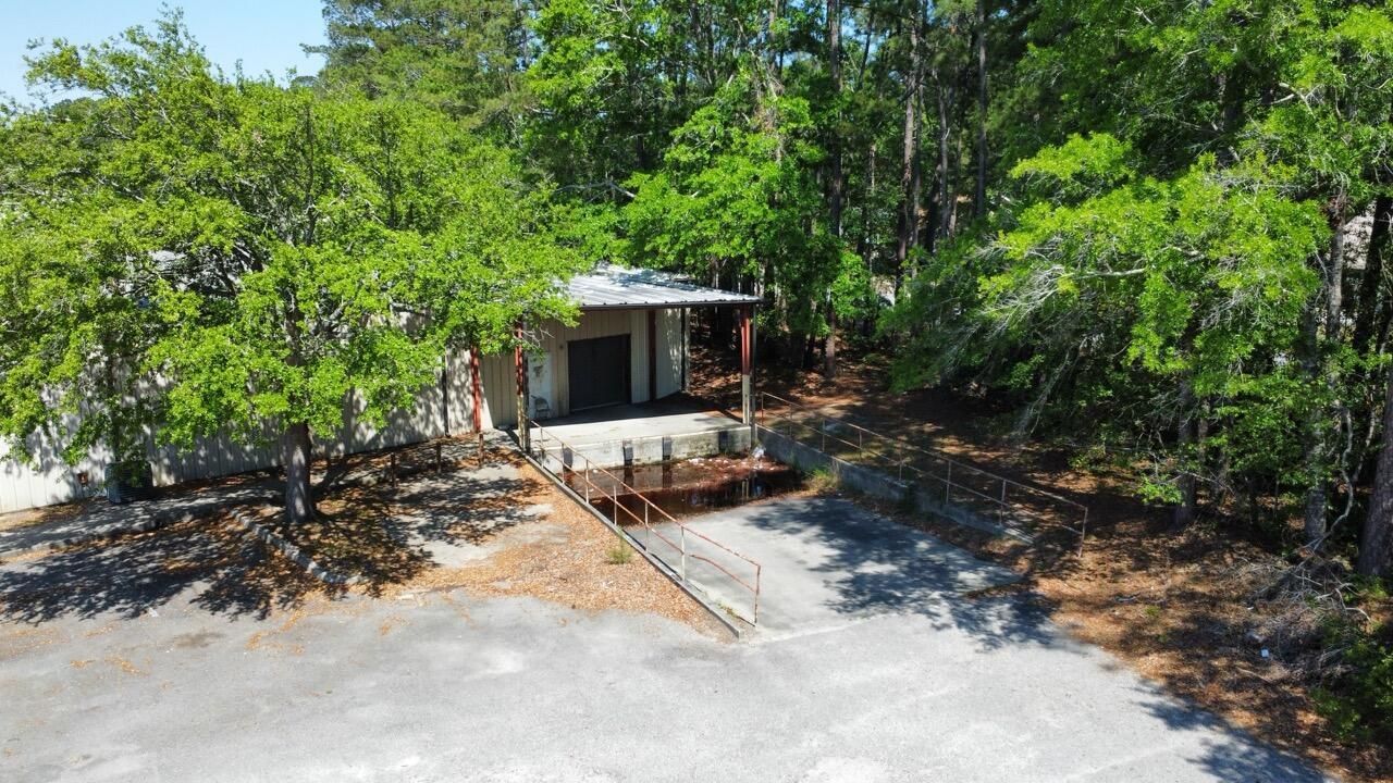 303 Robertson Boulevard Photo 28