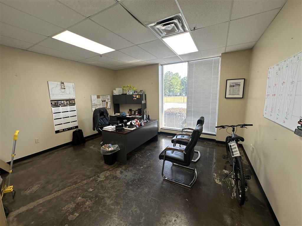 1000 Bicycle Way Photo 11