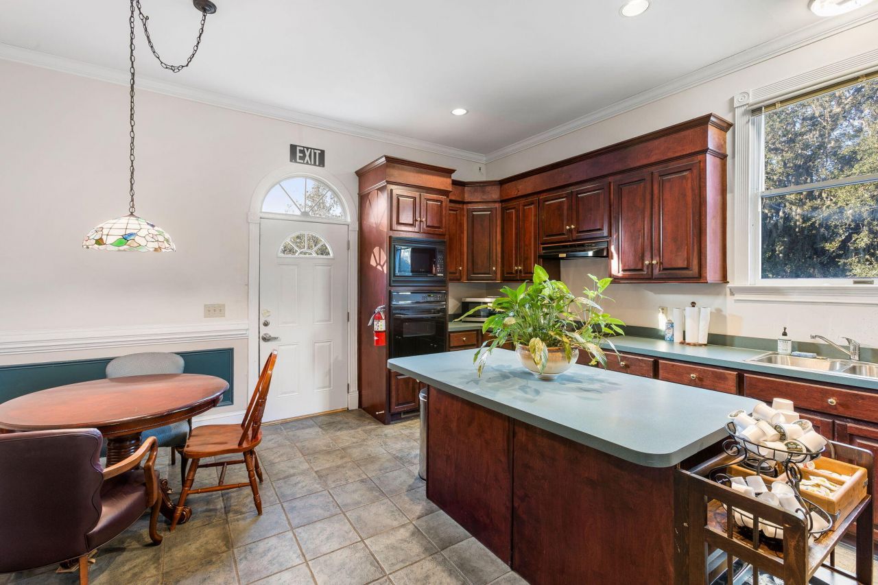 1495 Remount Road Photo 4