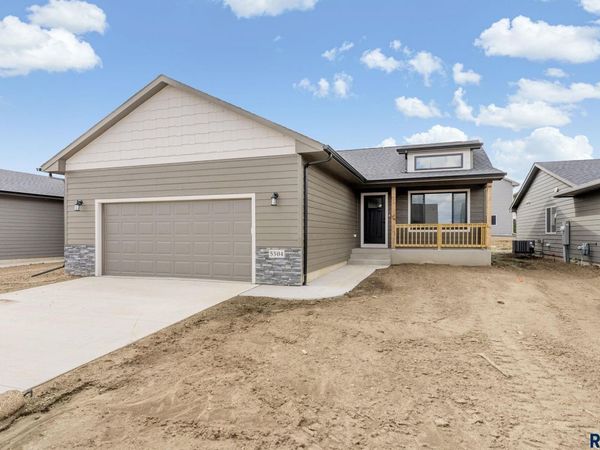 5504 E Brennan Dr, Sioux Falls, SD 57110