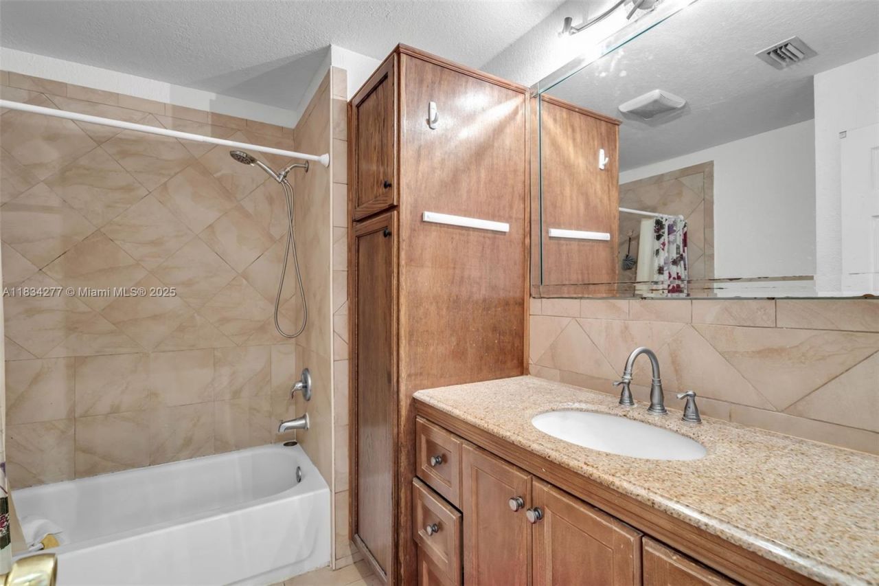 8256 NW 9th Ct, Unit 2, Plantation, FL 33324 Photo