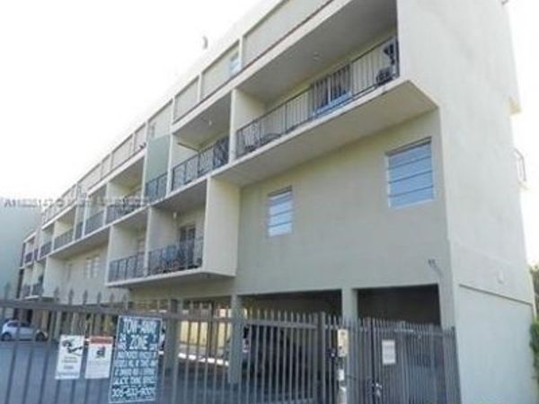 10000 NW 80th Ct, Hialeah Gardens, FL 33016