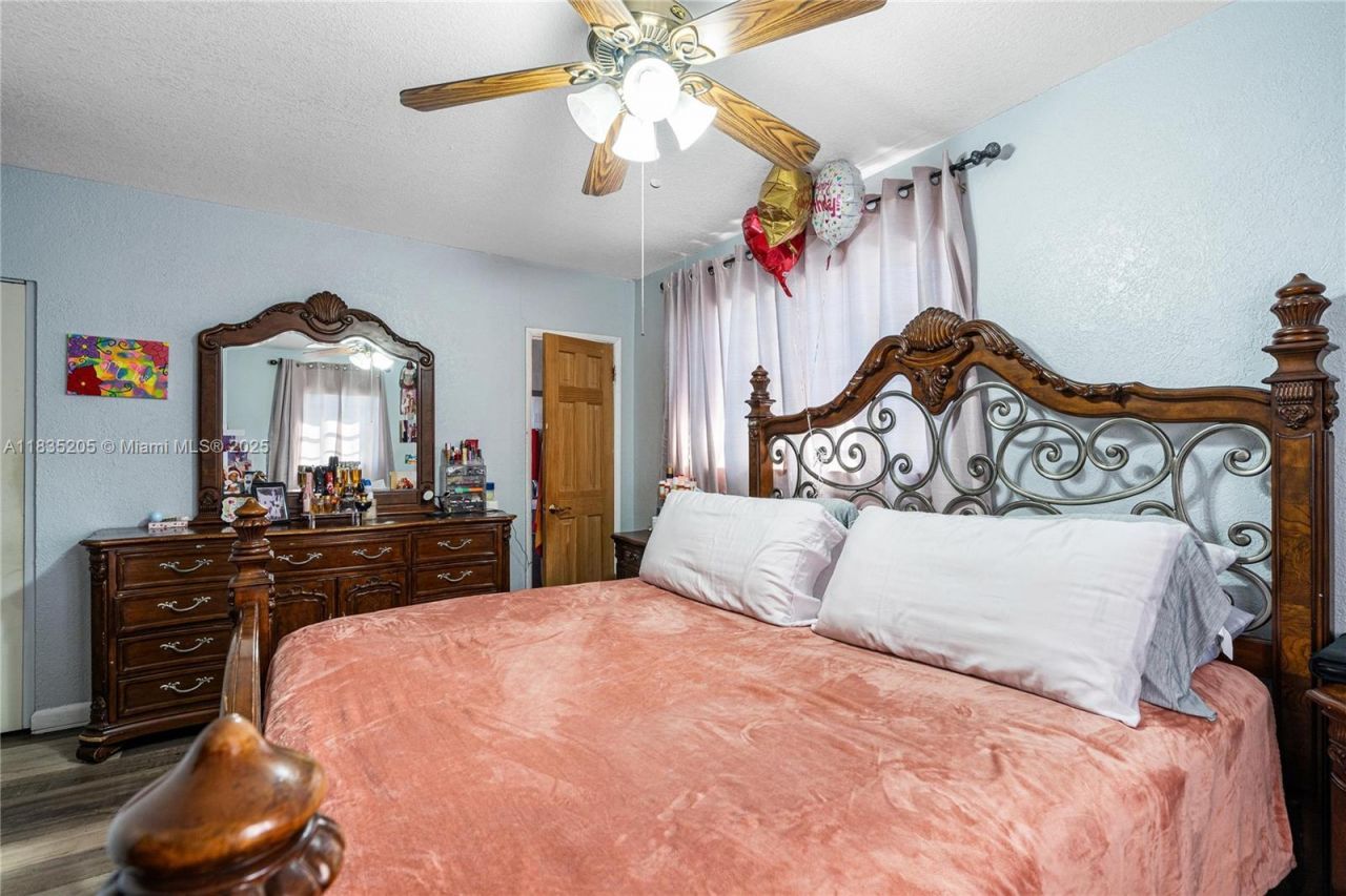 1300 NE 203rd St, Miami, FL 33179 Photo