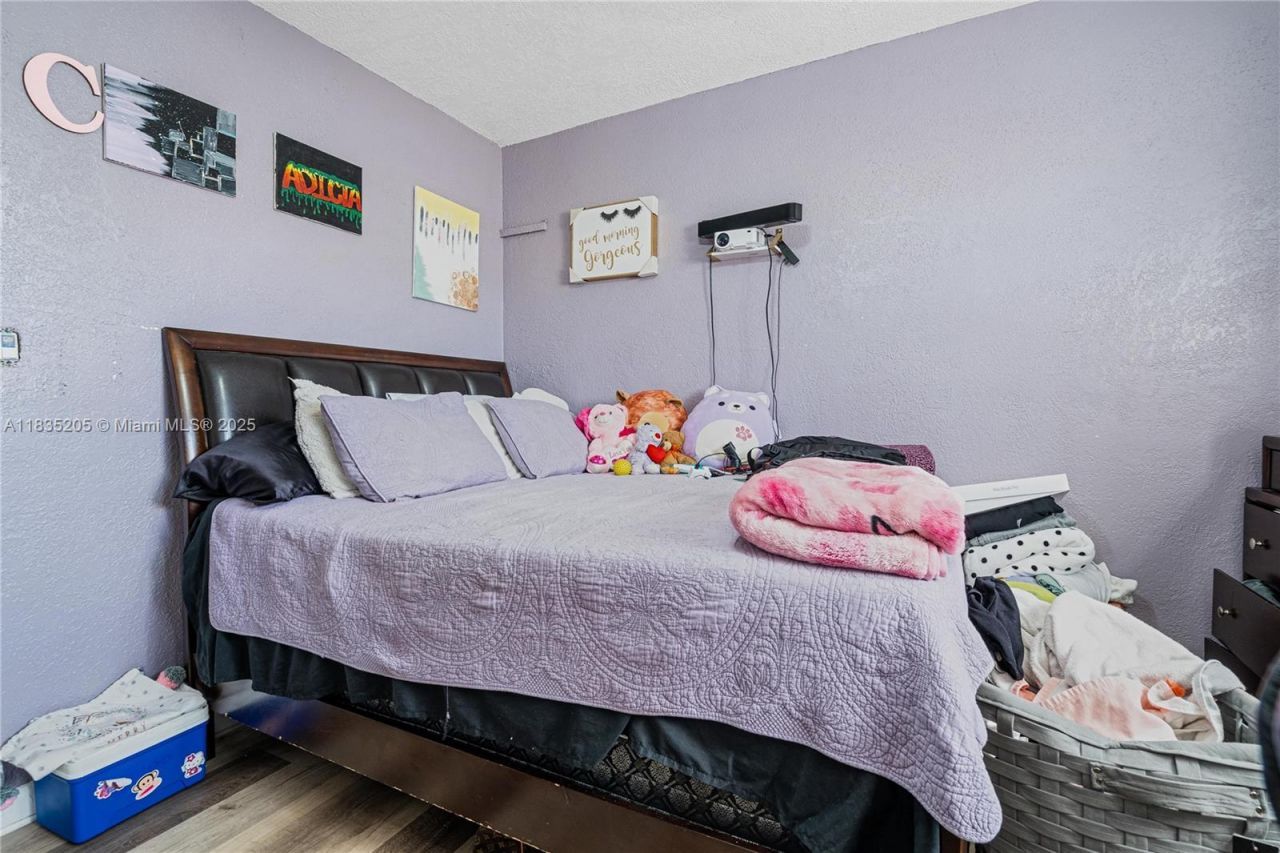 1300 NE 203rd St, Miami, FL 33179 Photo